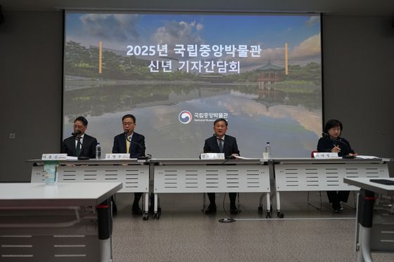 20일 열린 국립중앙박물관 신년기자간담회에서 김재홍 관장(왼쪽에서 셋째)이 발언하고 있다. 왼쪽부터 이용신 교육문화교류단장, 김영수 행정운영단장, 김재홍 관장, 이애령 학예연구실장. 사진 국립중앙박물관