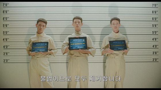 지난해 9월 공개된 영화 '미키 17' 1차 예고편의 한 장면. 영화에선 같은 인간을 토대로 한 복제인간이 공존하는 '멀티플' 현상이 불법이다. 살아남은 미키 17은 이미 출력된 미키 18과 서로 살아남기 위해 고투를 벌인다. 사진 워너브러더스 코리아