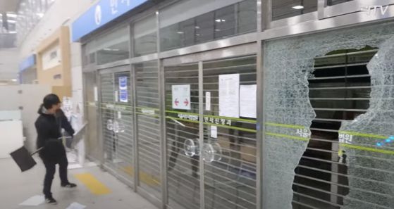 이날 오후 공개된 법원 청사 한 사무실 내부의 집기류 등이 파손된 모습. [연합뉴스]