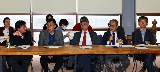 20일 서울 종로구에서 열린 ‘새헌법안’ 발표회에서 박찬욱 교수가 발언하고 있다. 왼쪽부터 조진만 교수, 하승수 변호사, 장영수 교수, 박 교수, 박명림 교수. 김종호 기자