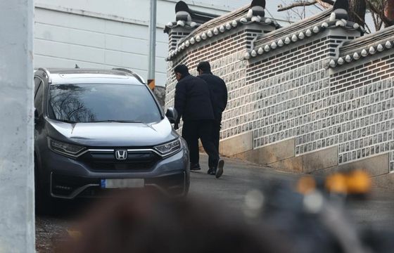 경찰 비상계엄 특별수사단(특수단)이 20일 오후 서울 삼청동 대통령 안전가옥 폐쇄회로(CC)TV 확보를 위해 압수수색에 나섰다. 사진은 이날 삼청동 대통령 안전가옥 인근 모습. 뉴시스