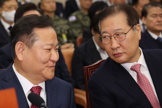 22일 국회에서 열린 '윤석열 정부의 비상계엄 선포를 통한 내란 혐의 진상규명 국정조사 특별위원회' 1차 청문회에서 이상민 전 행정안전부 장관(왼쪽)과 박성재 법무부 장관이 대화하고 있다. 연합뉴스