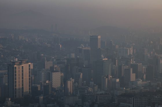 고농도 미세먼지가 도심을 덮친 지난 23일 서울 중구 남산에서 바라본 서울시내가 뿌옇게 보이고 있다. 뉴시스