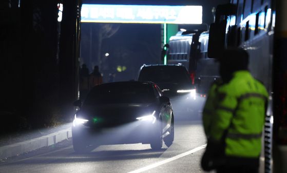 윤석열 대통령에 대한 강제인치 시도에 실패한 이후 복귀하는 공수처 검사와 수사관들. 연합뉴스