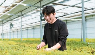 쿠팡 PB ‘곰곰’ 제품에 들어갈 잎채소를 납품하는 ‘더자연처럼’의 엄태희 대표.