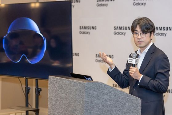 22일(현지시간) 미국 새너제이 SAP센터에서 열린 '갤럭시 언팩 2025'에서 관람객이 확장현실(XR) 기기 '프로젝트 무한'의 디자인을 관람하고 있다. 사진 삼성전자