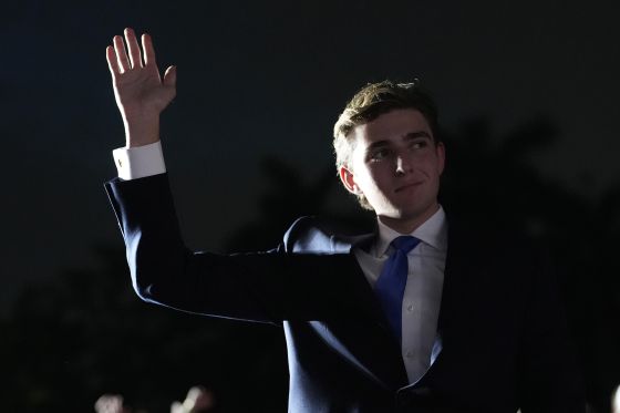 아들 배런이 지난해 7월 9일(현지시간) 미국 마이애미 내셔널 도럴에서 열린 당시 공화당 대선 후보인 도널드 트럼프의 유세 집회에서 손을 흔들고 있다. AP=연합뉴스