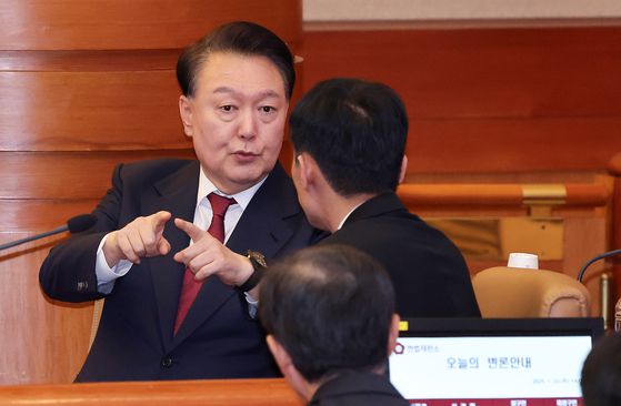 윤석열 대통령이 지난 23일 서울 종로구 헌법재판소에서 열린 탄핵심판 4차 변론에 출석해 변호인단과 대화하고 있다. 연합뉴스