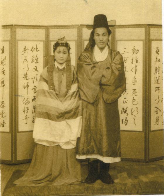 1945년 5월 이중섭과 야마모토 마사코의 결혼식. 이중섭은 마사코에게 '이남덕'이라는 한국식 이름을 지어줬다. 중앙포토