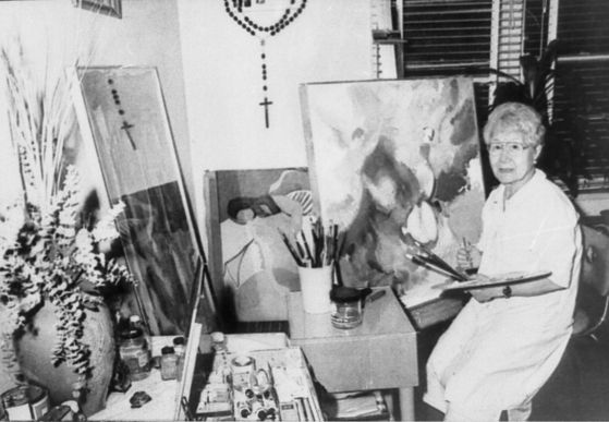 1981년 뉴욕의 원 베드룸 아파트 거실의 백남순. 가운데 벽에는 남편 임용련의 사진이 십자가 목걸이에 둘러싸인 채 걸려 있다. 중앙포토