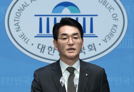 박용진 더불어민주당 의원이 지난해 총선을 앞두고 공천 결과에 반발하는 기자회견을 하고 있다. 뉴스1