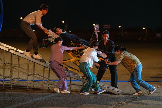 '중증외상센터'에서 팀워크를 이루는 외과 전문의 백강혁(주지훈), 외과 레지던트 양재원(추영우), 마취통증외과 레지던트 박경원(정재광), 외과 간호사 천장미(하영). 사진 넷플릭스