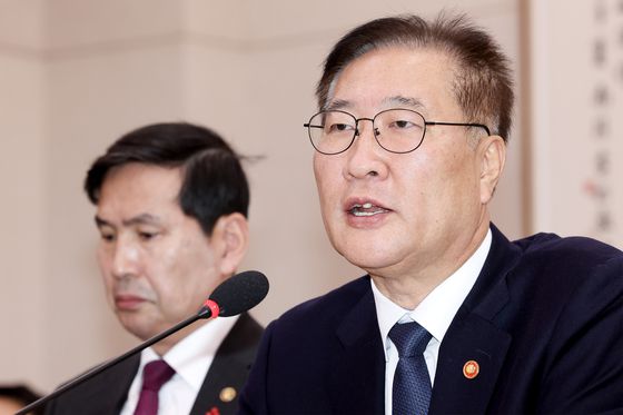 박성재 법무부장관이 지난달 11일 오전 서울 여의도 국회 법제사법위원회 전체회의에서 열린 비상계엄 현안질의에서 의원들의 질의에 답변하고 있다. 전민규 기자