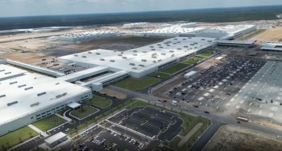 정의선 현대차그룹 회장(오른쪽)과 메리 바라 GM 회장 겸 최고경영자가 지난해 9월 12일 미국 뉴욕의 제네시스 하우스에서 열린 포괄적 협력을 위한 업무협약식에서 악수하고 있다. 사진 현대차그룹