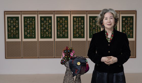 두 번째 자수 개인전을 서울 삼청로 한벽원미술관에서 열고 있는 박필순씨. 자수 경력 40여 년을 결산하는 전시에 대작 병풍 등 모두 43점의 자수 작품을 내놓았다. 권혁재 사진전문기자