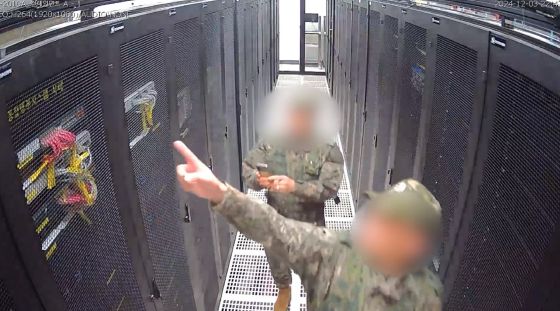 지난해 12월 3일 비상계엄 선포 당시 중앙선거관리위원회의 시스템 서버에 접근한 계엄군. 국회 행정안전위원회 제공