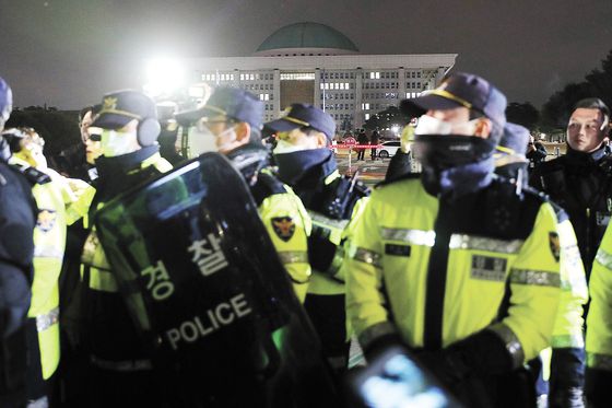 윤석열 대통령이 비상계엄을 선포한 지난 3일 밤 서울 여의도 국회 정문 앞에서 경찰병력이 출입을 통제하고 있다. 뉴스1