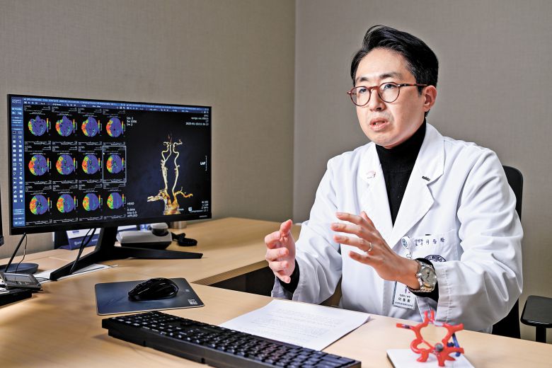 의정부 을지대병원 신경과 이동환 교수는 “수면 질 악화는 기억력과 집중력 저하는 물론 자외선 등 외부 자극에 대한 회복력도 떨어뜨릴 수 있다”며 “면역 세포인 T세포의 효율성 감소로 면역력이 약화될 수도 있다”고 했다. 인성욱 객원기자