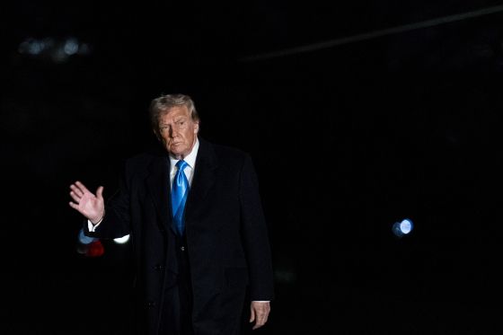 도널드 트럼프 미국 대통령이 2일(현지시간) 대통령 전용헬기 마린원에서 내린 뒤 백악관 사우스론을 걸어가고 있다. EPA=연합뉴스