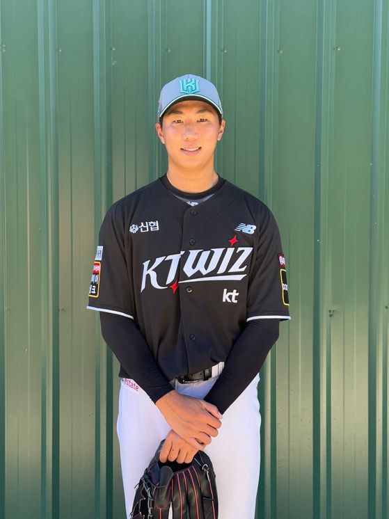 KT 위즈 스프링캠프에서 주가를 올리고 있는 신인 투수 김동현. 키뿐 아니라 손과 발도 크다. 배영은 기자