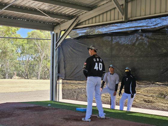 KT 캠프에서 화제를 일으키고 있는 장신의 신인 투수 김동현. 사진 KT 위즈