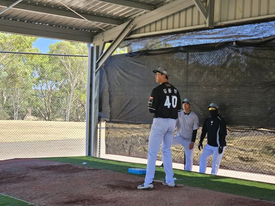 KT 캠프에서 화제를 일으키고 있는 장신의 신인 투수 김동현. 사진 KT 위즈