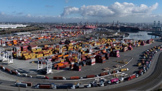 4일(현지시간) 캘리포니아 로스앤젤레스 항구에 있는 중국 해운(북미) 지주회사 시설에서 드론으로 본 중국발 컨테이너 선적 모습. 로이터=연합뉴스