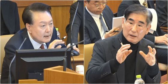 윤석열(왼쪽) 대통령이 지난달 23일 서울 종로구 헌법재판소에서 열린 본인의 탄핵심판 4차변론에서 증인으로 출석한 김용현 전 국방부 장관에게 직접 증인신문을 하자 김 전 장관이 답변하고 있다. 사진 헌법재판소