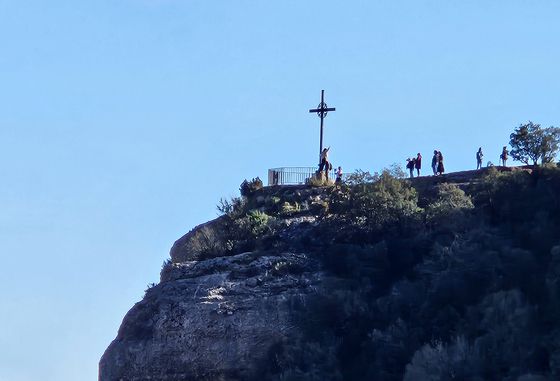 수도원 어귀 산미겔 십자가. 십자가에서 바라보면 몬세라트 수도원이 한눈에 들어온다.