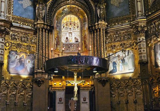 몬세라트 수도원 예배당. 허공에 매달린 예수상 위로 검은 성모상이 보인다. 전용 출입구로 올라가면 성모상을 알현할 수 있다. 몬세라트 수도원의 성모상은 치유의 기적을 일으킨다고 알려져 있다.