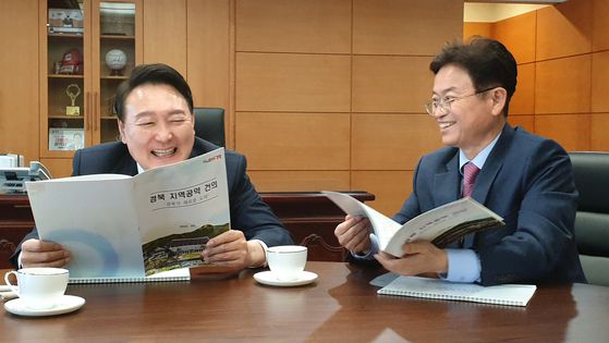 2023년 3월 18일 당시 이철우 경북도지사가 윤석열 대통령 당선인 집무실을 방문해 윤 당선인에게 지역 현안에 대한 지원을 요청하는 모습. 연합뉴스