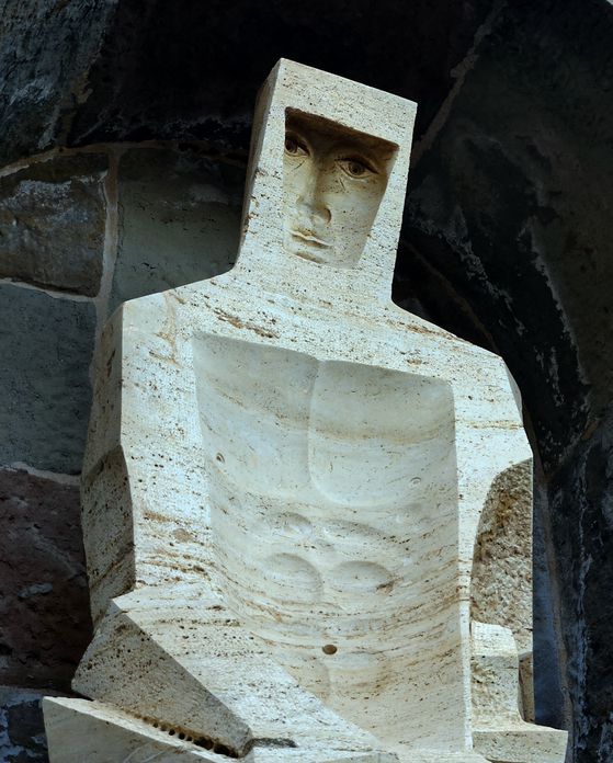 성조르디 조각. 사그라다 파밀리아 성당 ‘수난의 파사드’를 건축한 수비라치의 작품이다. 얼굴을 음각으로 표현해 어느 자리에서도 성인과 눈이 마주친다.