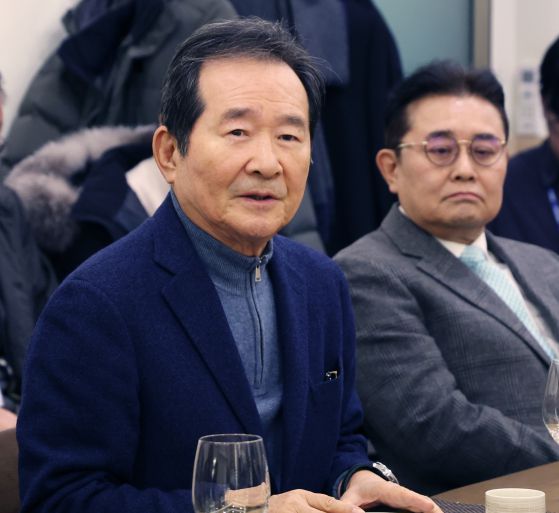 정세균 전 국회의장이 31일 서울 영등포구 여의도 한 식당에서 전직 국회의원 모임인 대한민국헌정회 주최로 열린 전 국회의장·국무총리·정당 대표 초청 긴급 간담회에서 발언을 하고 있다. 2024.12.31/뉴스1