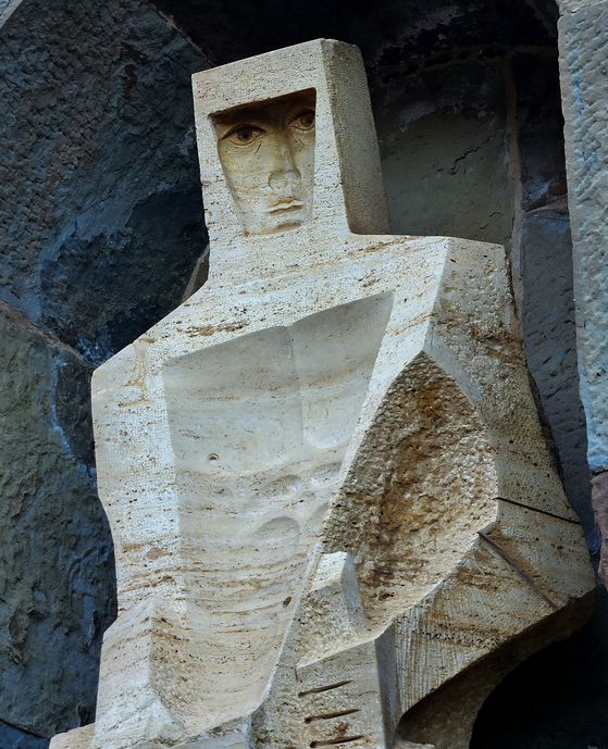성조르디 조각. 사그라다 파밀리아 성당 ‘수난의 파사드’를 건축한 수비라치의 작품이다. 얼굴을 음각으로 표현해 어느 자리에서도 성인과 눈이 마주친다.
