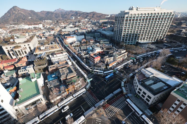 지난 6일 서울 종로구 헌법재판소 주변 도로에 경찰버스로 차벽이 세워져 있다. 연합뉴스