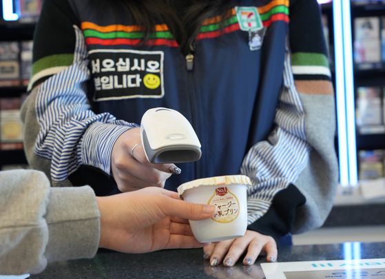 SNS에서 화제가 된 일본 편의점 품절템 '저지우유푸딩'. 세븐일레븐