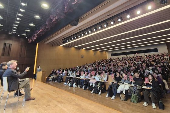 8일 서울 교보빌딩에서 열린 강연에서 청중들의 모습을 촬영하는 『나는 메트로폴리탄 미술관의 경비원입니다』의 저자 패트릭 브링리. 권근영 기자