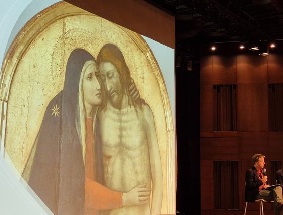 8일 서울 교보빌딩에서 열린 강연에서 『나는 메트로폴리탄 미술관의 경비원입니다』의 저자 패트릭 브링리가 인간의 유한함, 상실의 아픔을 예술로 구현한 ‘피에타’를 보여주고 있다. 권근영 기자