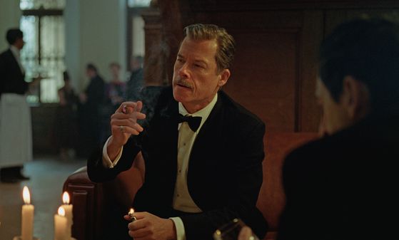 영화 '브루탈리스트'(12일 개봉)에서 해리슨은 라즐로에게 거대하고 웅장한 종교적 문화 센터를 의뢰한다. 라즐로는 노출 콘크리트와 좁은 방들, 하늘이 내다보이는 높은 천장을 갖춘 설계에 자신의 전쟁 중 생존 경험과 함께 삶의 희망을 투영해낸다. 사진 유니버셜 픽쳐스