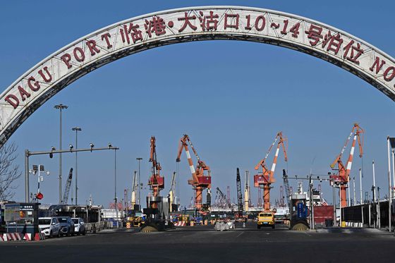 10일 중국이 도널드 트럼프 미국 대통령의 재정적 후원자들이 운영하는 석탄·석유·자동차 등을 겨냥한 10~15% 보복관세 부과를 단행하면서 제2차 미·중 관세전쟁이 시작됐다. 5일 중국 톈진 빈하이 신구 보세구역 입구 전경. AFP