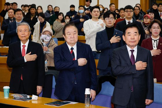 김종인 전 비대위원장(앞줄 왼쪽부터), 정대철 헌정회장, 김진표 전 국회의장이 6일 서울 여의도 국회의원회관에서 열린 '국가대개조를 위한 개헌 토론회'에 참석해 국민의례를 하고 있다. 2025.2.6/뉴스1