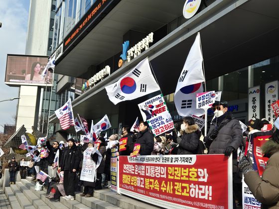 10일 오전 윤석열 대통령 지지자들이 인권위 건물에 몰려와 회의가 열리는 14층 복도를 점거하고 있다. 김서원 기자