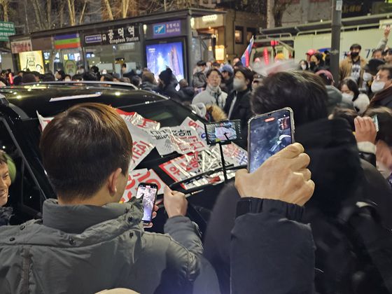 윤석열 대통령 영장실질심사가 끝난 직후인 지난달 18일 오후 7시 50분쯤 윤석열 대통령 지지자들이 공수처 차량 앞유리창에 부정선거 음모론을 주장하는 ″stop the steal″ 등의 팻말이 붙이고 차량 진행을 방해했다. 이찬규 기자