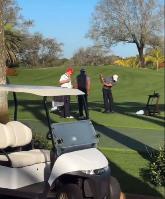 (왼쪽부터)트럼프 대통령과 우즈는 클럽을 만지면서 대화를 주고받고 있고, 옆에서 찰리 우즈가 스윙을 점검하고 있다. 사진 엑스 캡쳐