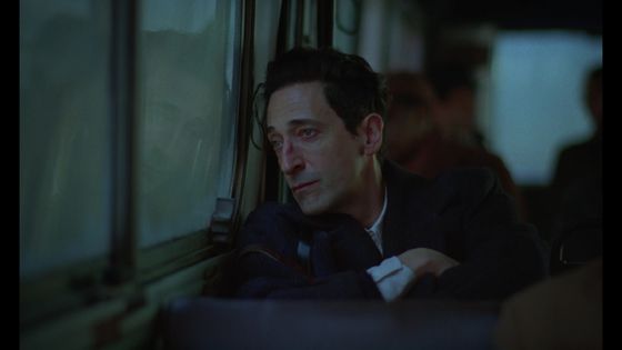 영화 '브루탈리스트'(12일 개봉)에서 가이 피어스가 연기한 자산가 해리슨은 "록펠러(자본가)와 살리에리(모짜르트를 질투한 음악가)의 중간쯤 되는" 인물. 기념비적 건축으로 자신의 제국을 건설하고자 하는 그의 욕망을 브래디 코베 감독은 "트럼프, 히틀러와 닮은꼴"에 빗댔다. 유니버셜 픽쳐스