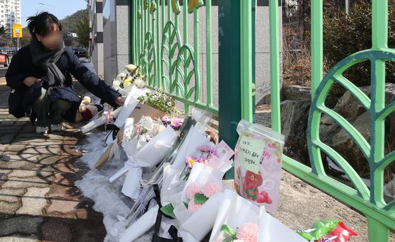대전의 한 초등학교에서 40대 여교사가 1학년 학생인 김하늘(8)양을 흉기로 살해하는 충격적인 사건이 발생한 가운데 11일 하늘양의 빈소가 마련된 건양대병원 장례식장을 찾은 모교 교사 등이 고인을 추모하고 있다.김성태 객원기자