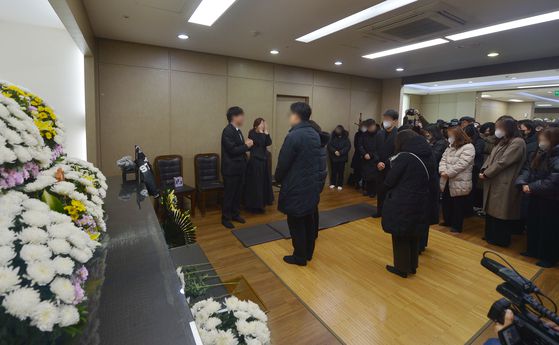 대전의 한 초등학교에서 40대 여교사가 1학년 학생인 김하늘(8)양을 흉기로 살해하는 충격적인 사건이 발생한 가운데 11일 하늘양이 다니던 학교에 취재진들이 몰려 있다.김성태 객원기자