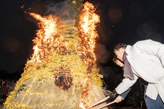 서울 중구 남산골 한옥마을에서 열렸던 정월대보름 달집태우기 행사. [사진 서울시]