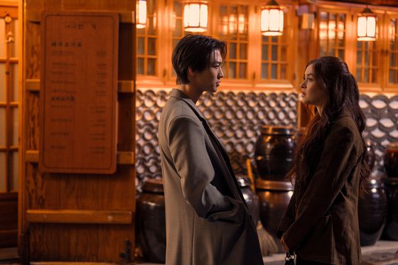 ‘세종마을 음식문화거리’에서 촬영한 키티와 민호(왼쪽)의 대화 장면. [사진 넷플릭스]