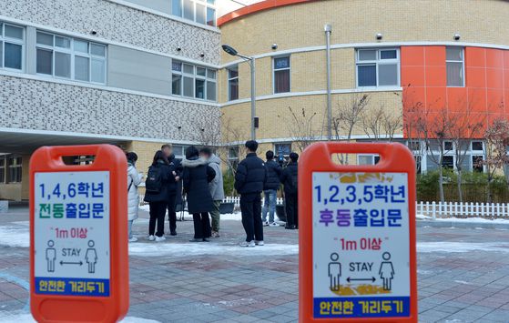 11일 오전 초등생 1학년 여아가 숨진 대전 서구 한 초등학교 학생안전보호실 앞에 한 사람이 서성이고 있다. 연합뉴스